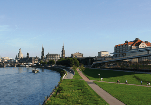 Direkt am Elbufer: Das Maritim Hotel mit dem ICG in Dresden (Bildquelle: Pressefoto Maritim Hotelgesellschaft)
